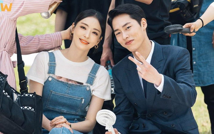Lee Da Hee Bikin Fans Baper Usai Pamer Foto Bareng Lee Jae Wook di Lokasi Syuting 'Search: WWW'