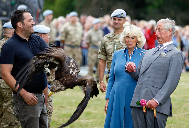 Ekspresi Epik Camilla dan Pangeran Charles Saat Berhadapan dengan Burung Elang