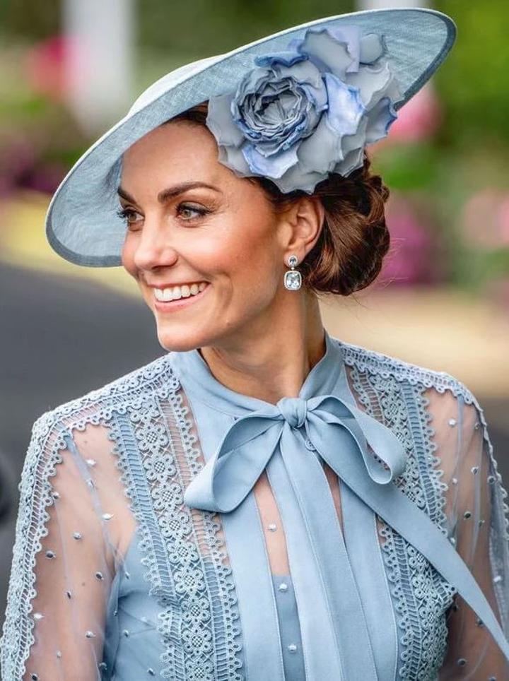 Super Cantik Pakai Gaun Transparan Di Royal Ascot, Bikin Tak Berkedip