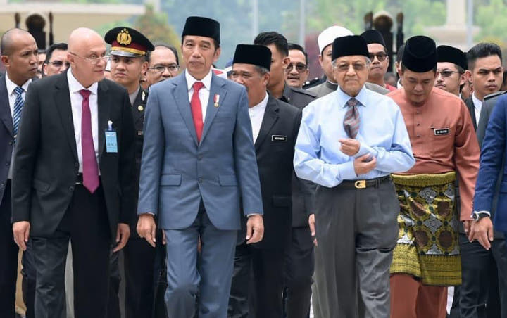 Jokowi Pamer Disetiri Langsung Oleh PM Malaysia Mahathir, Warganet Kembali 'Sentil' Mobil Esemka