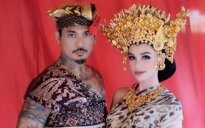 Jerinx SID Resmi Nikahi Nora 'Dewi Kahyangan', Foto Pamer Jari Tengah 'Belah Duren' Jadi Tertawaan