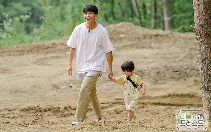 Gendong Anak, Aura Kebapakan Lee Seung Gi di 'Little Forest' Kembali Bikin Kagum