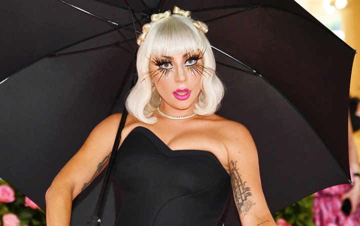 Lady Gaga Pamer Pacar Baru Saat Nonton Konser The Cure