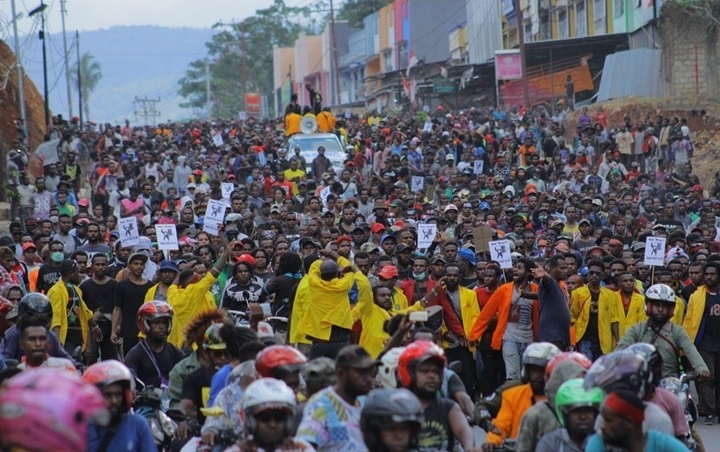 Polisi Tangkap 18 Orang di Rusun Mahasiswa Uncen Papua, Sita Berbagai Jenis Senjata Tajam