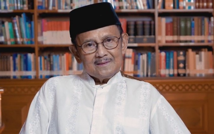 Dirawat Intensif di Rumah Sakit, BJ Habibie Salat Sambil Berbaring