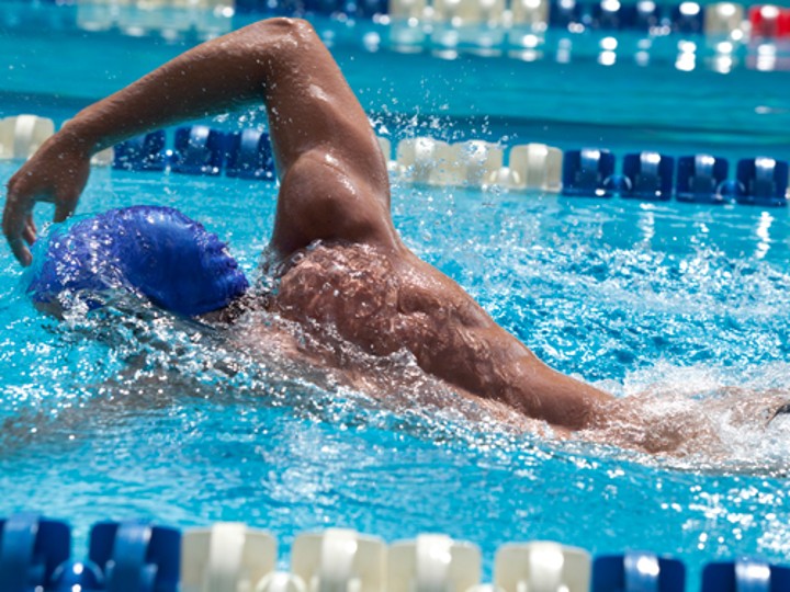 Mau Meningkatkan Kekuatan Otot dan Tulang? Maka Rutinlah Berenang