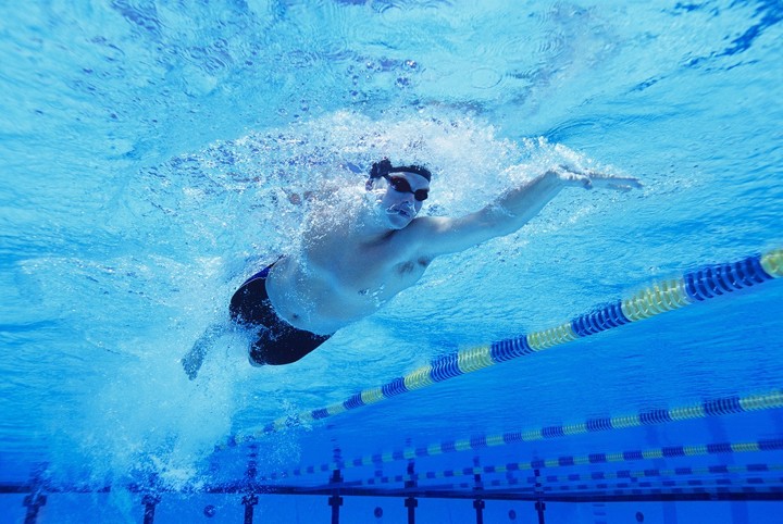 Berenang Ampuh Menurunkan Berat Badan dan Membakar Kalori