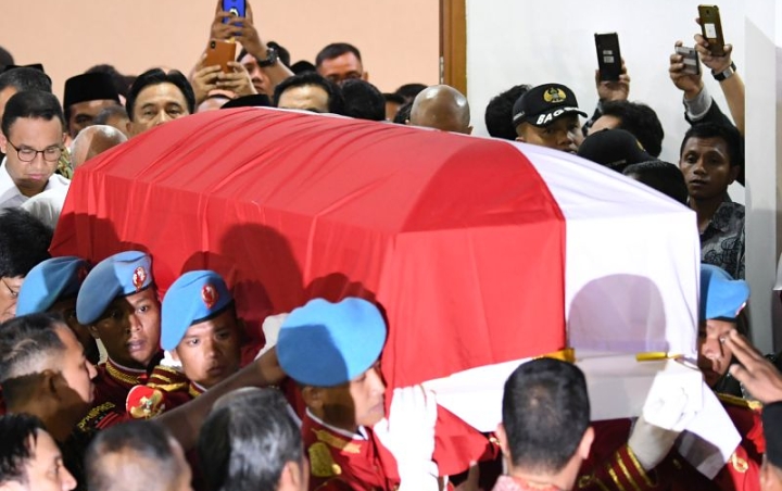 Jenazah BJ Habibie Diserahkan ke Negara, Warga Tumpah ke Jalan Beri Penghormatan Terakhir