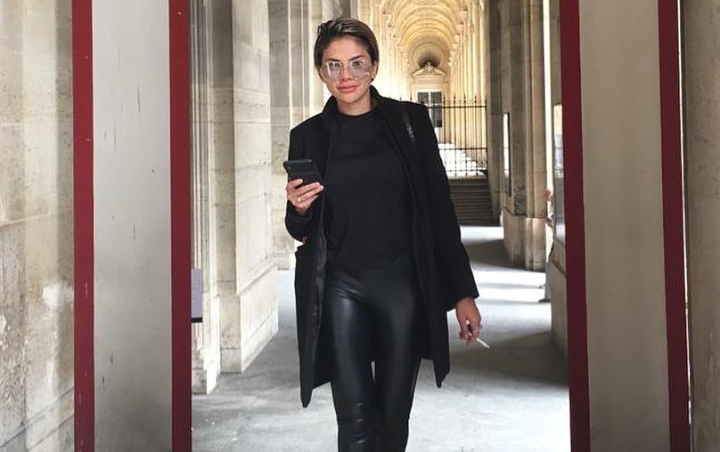 Nikita Mirzani Ngakak Sadis Pergoki Farhat Abbas Cuma Numpang Selfie Depan Butik Ternama di Paris