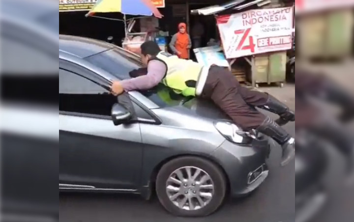 Akhir Mengharukan Insiden Polisi 'Nemplok' Mobil di Pasar Minggu