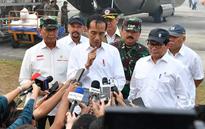Jokowi dan Menterinya Dicibir Walhi Riau Gara-Gara Pamer Sepatu Kotor Usai Tinjau Karhutla