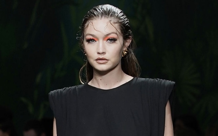 Gigi Hadid Tampil Super Cantik Pakai Gaun Pengantin di Milan Fashion Week