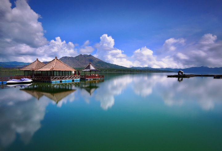 Danau Batur di Bali Memiliki Air Biru Kehijauan yang Sangat Memukau