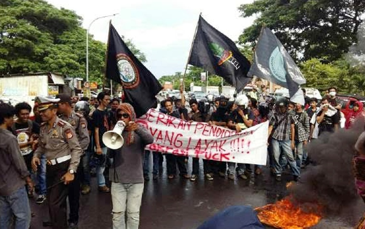 Gelar Demo di Makassar, Mahasiswa UMI Serukan 'Jokowi Lengser'