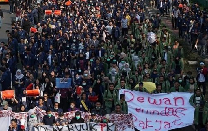 Ikut Gelar Aksi Demo, Mahasiswa Bandung Suarakan 'Sakaratul Maut Demokrasi'