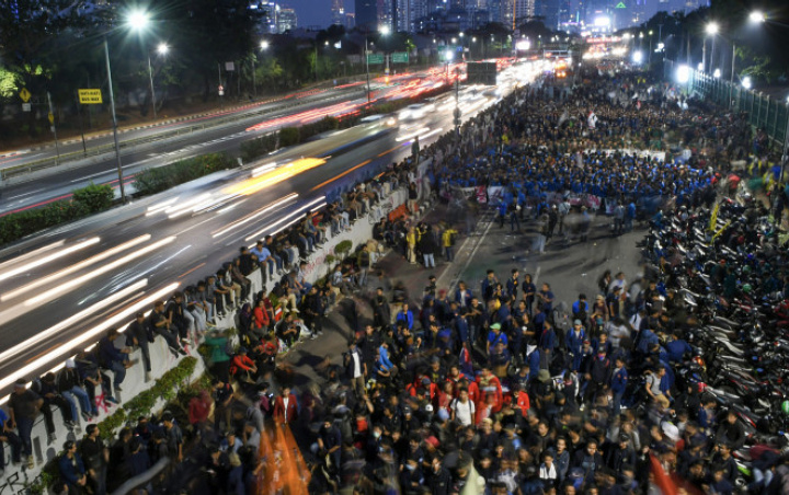 Massa Mahasiswa yang Demo di DPR Blokade Jalan Tol Dalam Kota