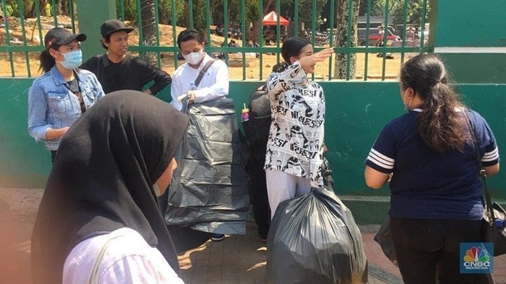 Ajak Fans Bersih-Bersih Sampah Bekas Demo Mahasiswa