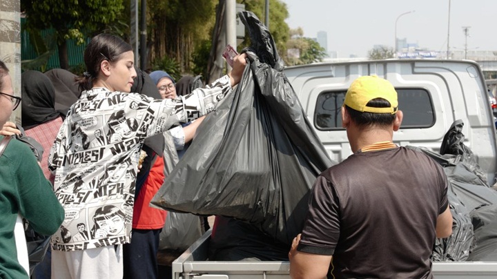 Bersama Fans, Awkarin Berhasil Membersihkan Sampah Sisa Demo