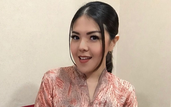  Tina Toon Pamer Kursi Di Gedung DPR, Papan Nama Tampilkan Identitas Ganda Disorot