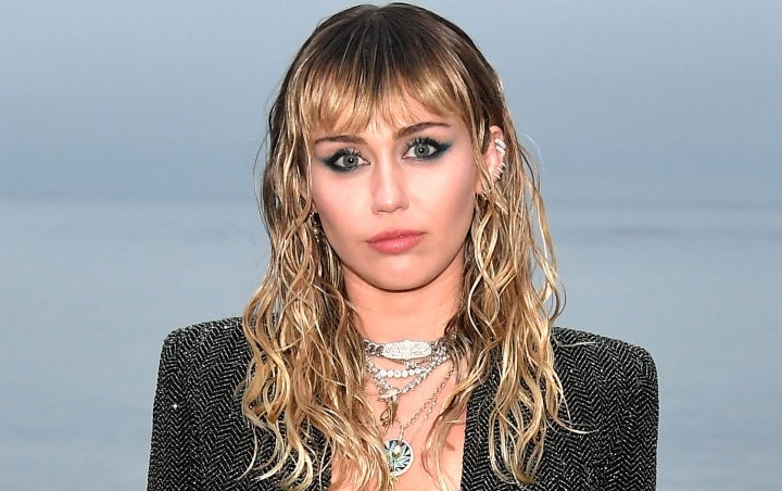 Miley Cyrus Kedapatan Cium Pria Ini Usai Putus dari Liam Hemsworth dan Kaitlynn Carter