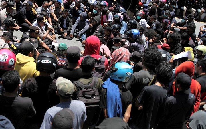 Polisi Pembawa Senjata Saat Demo Rusuh Mahasiswa Kendari Dibebastugaskan