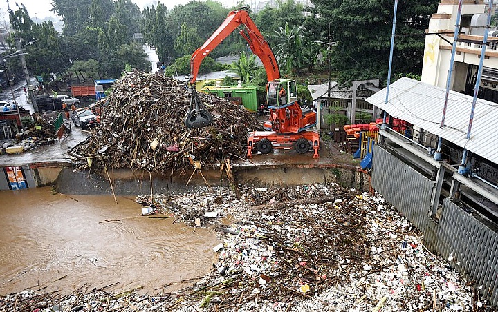 Sampah Menumpuk, Pemprov DKI Angkut 80 Ton Sampah Dari Pintu Air Manggarai