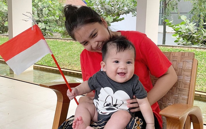 Putri Titian Geram Dinyinyiri Netizen Cuma Gara-Gara Kaus Dalam Anak