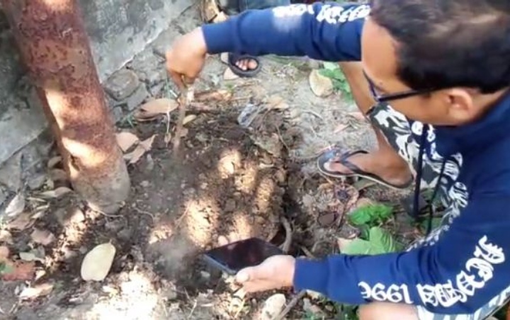 Heboh Tanah Berasap Keluarkan Bau Menyengat di Jombang, Bisa Matangkan Telur Ayam