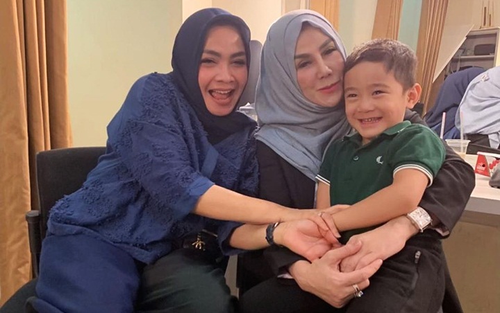  Jarang Bersama, Potret Mama Rieta dan Ibunda Raffi Ahmad Akur Momong Cucu Berdua Disorot