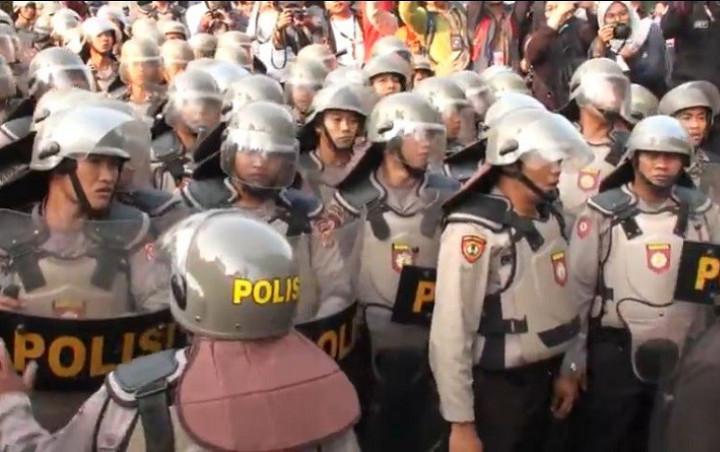 Polisi Kawal Demo di Kendari Dilempari Kotoran Tinja