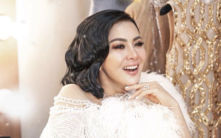 Syahrini Bagikan Momen Sholat Jamaah Meski Sibuk Keliling Dunia, Sengaja Perkuat Imej Solehah?
