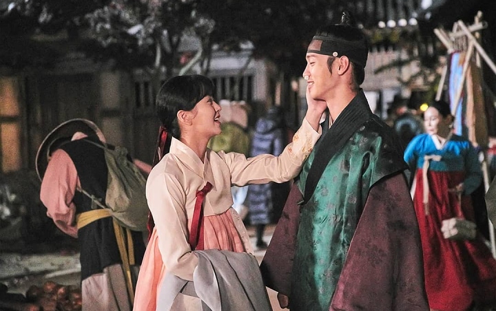 Interaksi Manis Kim So Hyun dan Jang Dong Yoon di Lokasi 'The Tale of Nokdu' Sukses Bikin Baper