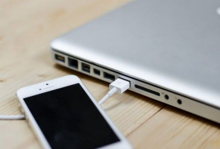 Ingin Baterai Ponselmu Berumur Panjang? Maka Jangan Mengisi Dayanya Lewat Port USB di Laptop