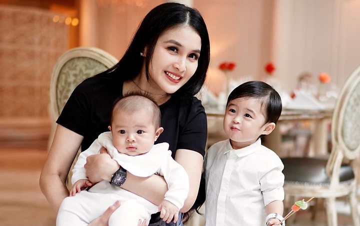 Sandra Dewi Cium Bibir Raphael Saat Tak Ada Suami, Muka Adik Merengut Bikin Gemes