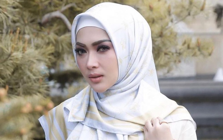 Syahrini Buka Tutup Hijab 'Meliuk' Seksi, Body Goals Kelewat Menonjol Diledek Pakai Busa