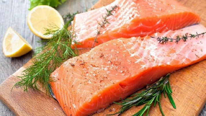 Ibu Menyusui Sebaiknya Banyak Makan Ikan Salmon Agar Menghasilkan ASI yang Berkualitas