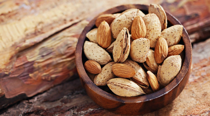 Ibu yang Sedang Menyusui Sebaiknya Mengkonsumsi Kacang Almond untuk Menghasilkan ASI Berkualitas