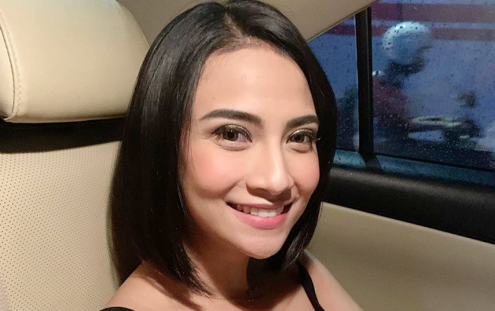 Pose Seksi Di Tumpukan Uang, Vanessa Angel Minta Dibayar Cash Ogah Terima Transfer