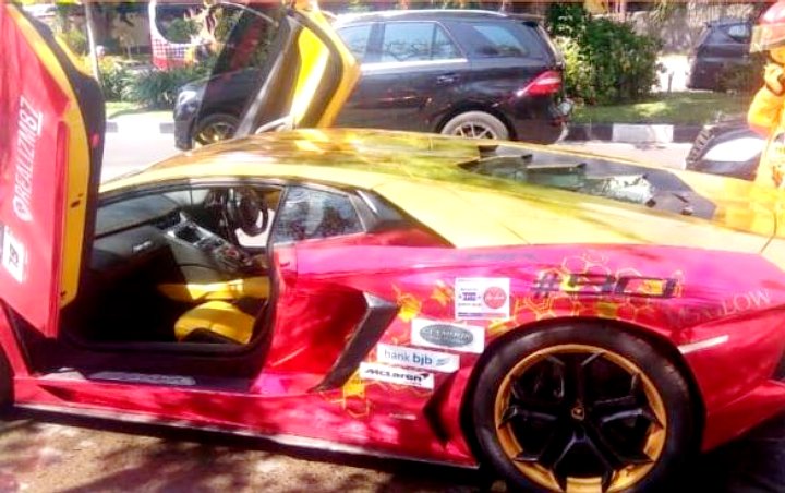 Viral Mobil Mewah Lamborghini Terbakar di Pinggir Jalan Surabaya