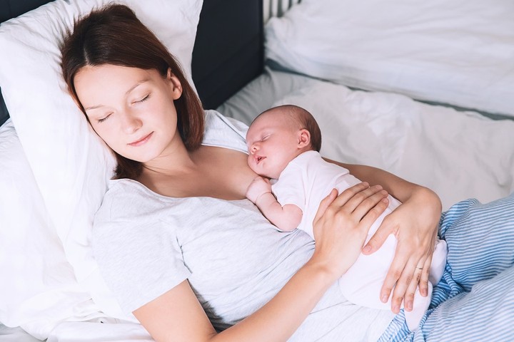 Ingin Mengatasi Baby Blues? Coba Ikut Tidur Saat Si Kecil Sedang Tidur