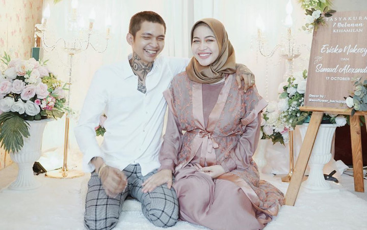 Young Lex Bertato Telanjang Dada Bareng Bayi Zaenab, Istri Seksi Dicibir Soal Copot Hijab