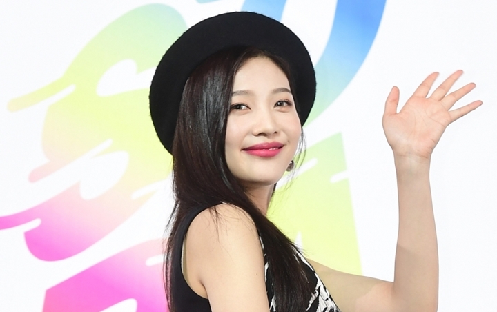 Joy Red Velvet Umbar Pinggang Seksi di Jumpa Pers