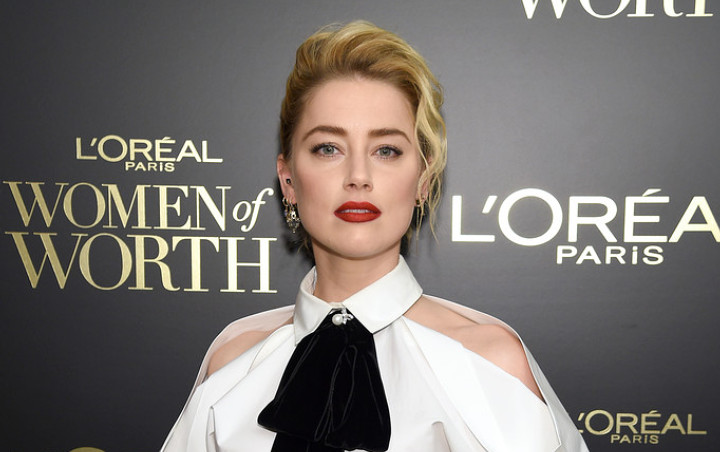Amber Heard Kepergok Cium Sesama Wanita Setelah Cerai dari Johnny Depp