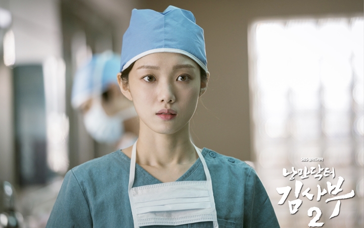 Akting Lee Sung Kyung di 'Romantic Doctor, Teacher Kim 2' Mulai Tuai Pujian