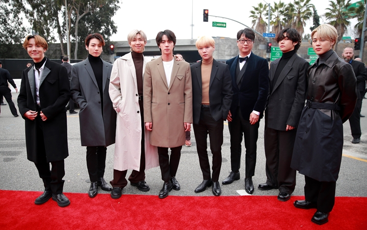 Grammy Awards 2020: Ikut Foto Bareng BTS, Co-CEO Big Hit Dikritik Tutupi Jungkook