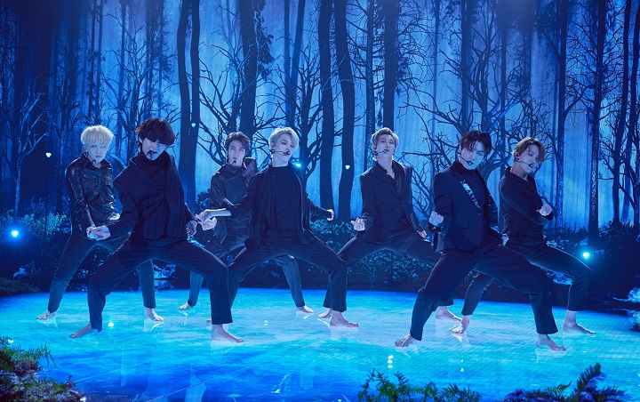 BTS Nyeker Berkostum Serba Hitam Perdana Tampilkan 'Black Swan' Di 'The Late Late Show'