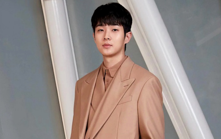 Choi Woo Shik 'Salah Kostum' di Jumpa Pers 'Time To Hunt', Netizen Malah Ngakak