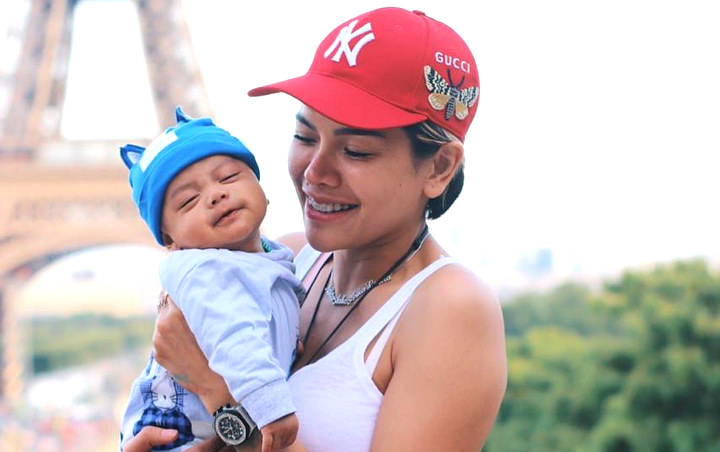 Momen Pertemuan Nikita Mirzani Dengan Bayi Arkana di Kantor Polisi Sukses Bikin Netizen Sedih