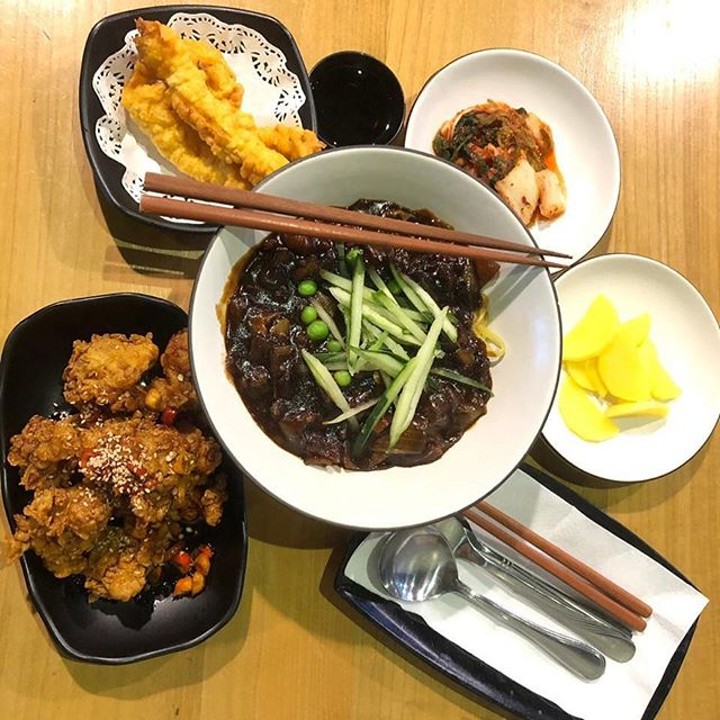 Ingin Menikmati Makanan Korea di Surabaya dengan Suasana yang Nyaman? Datang Saja ke Ahjumma Kitchen