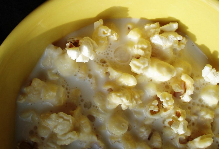 Kombinasi Popcorn dan Susu Memang Terdengar Aneh, Tapi Rasanya Enak Kok